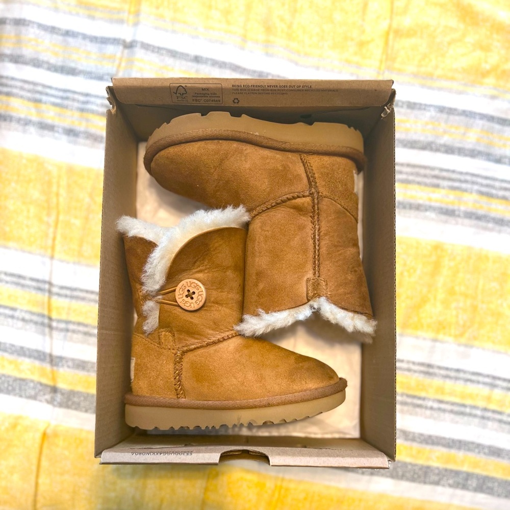 UGGS - Bailey Button II - Toddler 7 (like 7C)